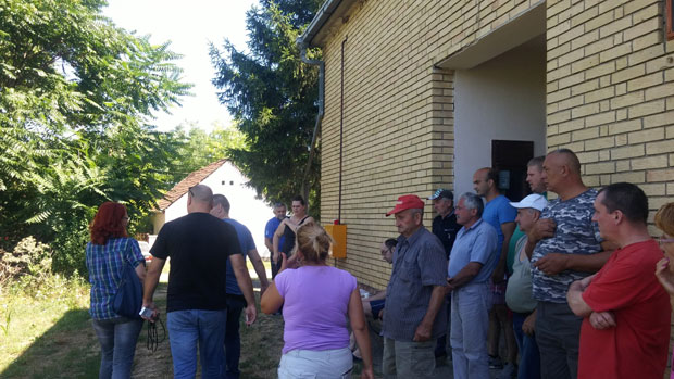 МУКЕ ПОРОДИЦЕ ИЗ КРЧЕДИНА: После смрти власника кућа стављена на добош, комшије спречиле исељење удовице и сина